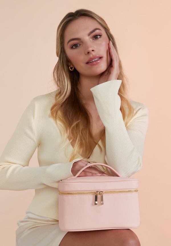 FR 98329 - Boutique Vanity Case