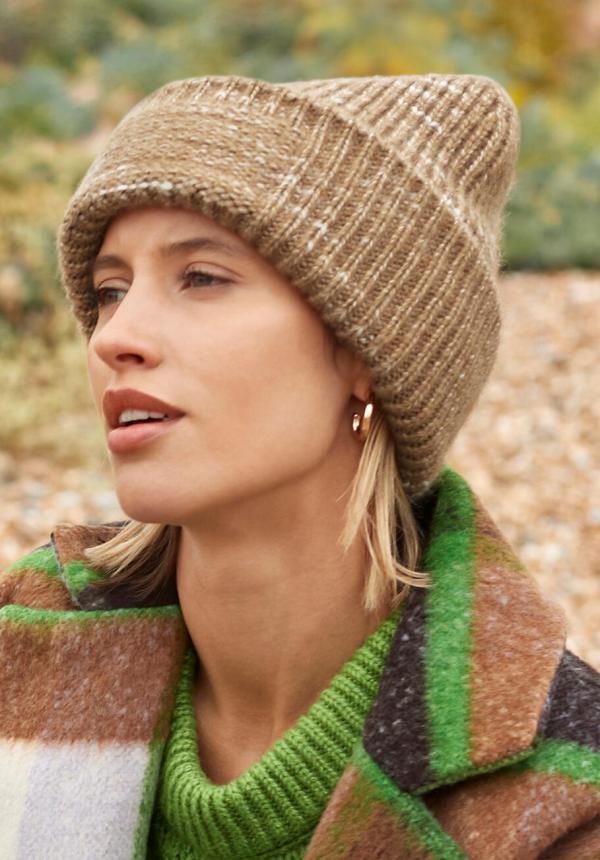FR 10069 - Chunky Knitted Patch Beanie FR 10069 - Chunky Knitted Patch Beanie